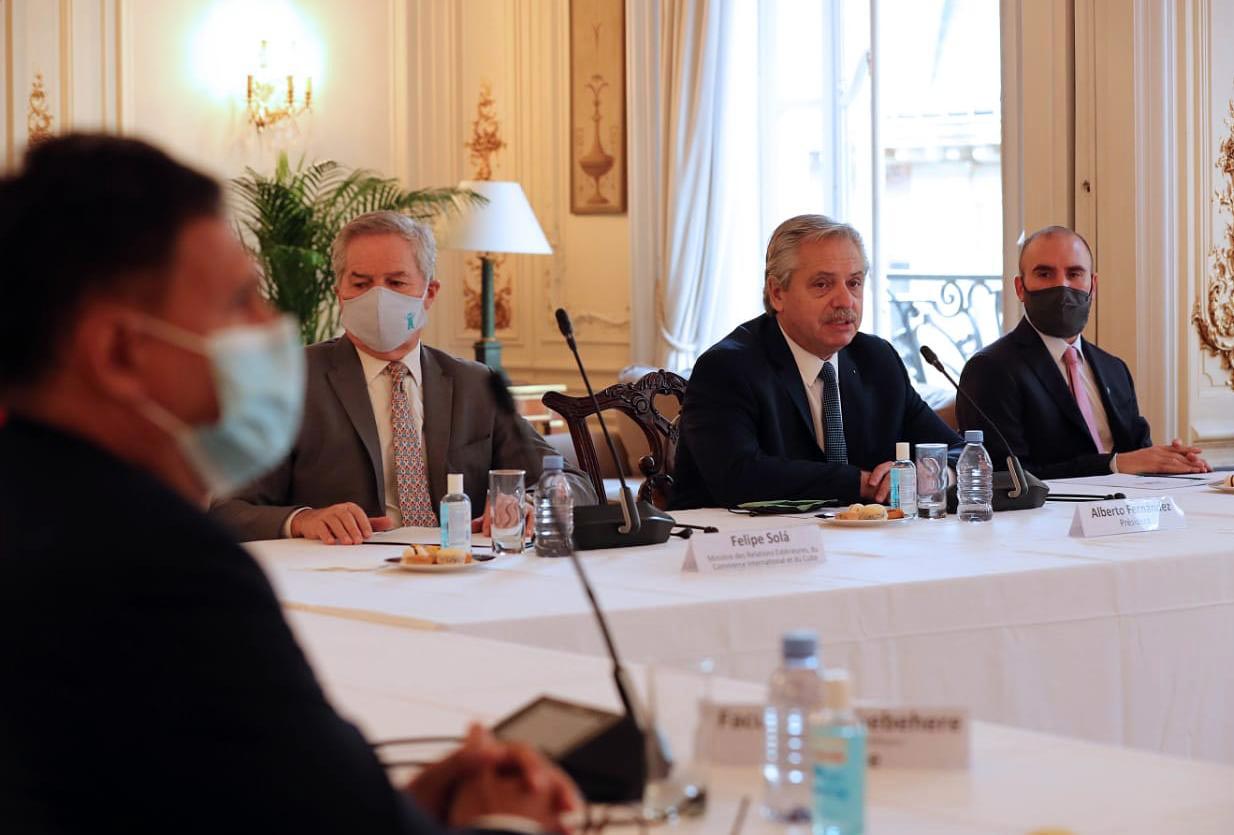 El presidente Alberto Fernández mantuvo hoy un encuentro con empresarios franceses en la sede de la embajada argentina en París. 