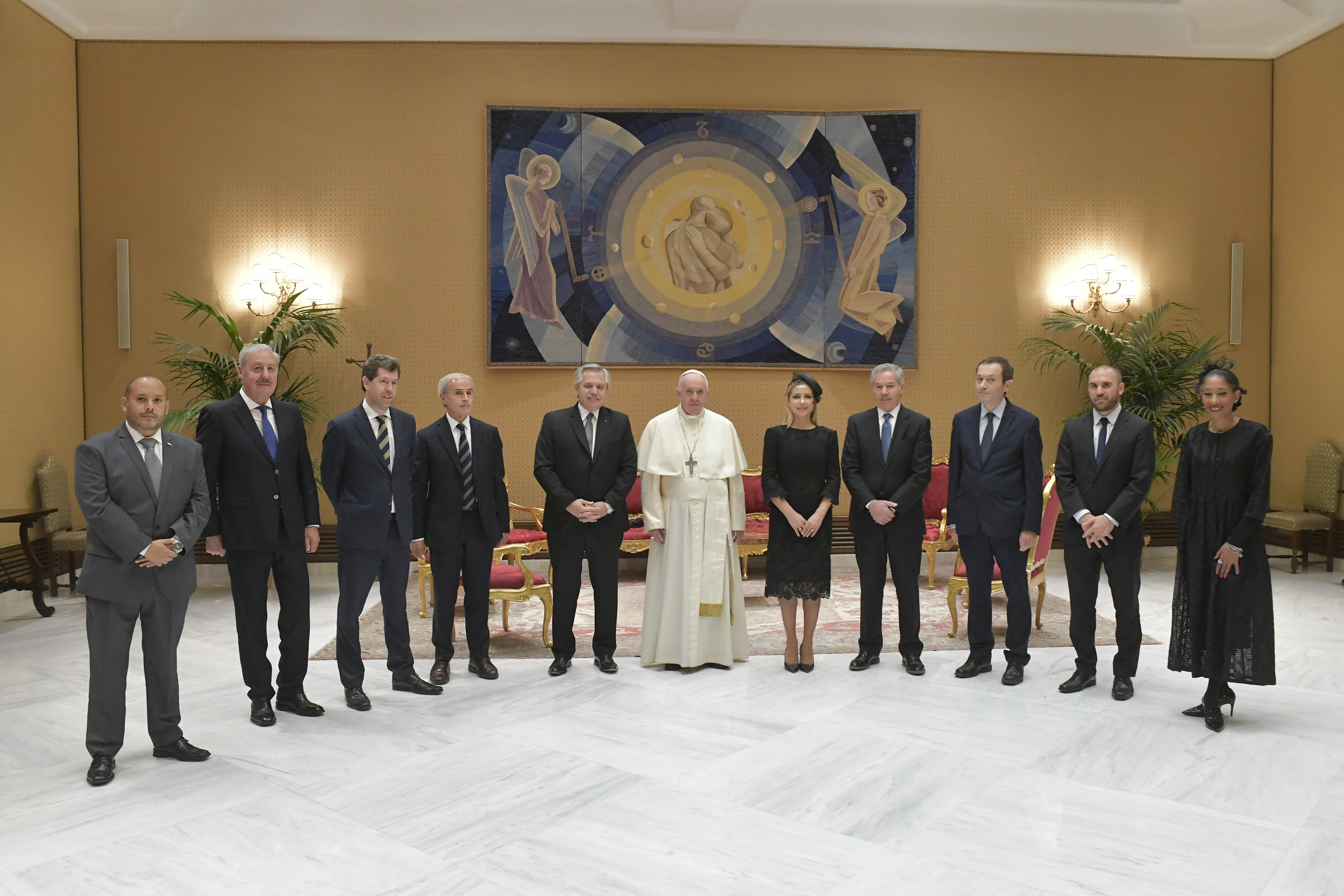 La comitiva oficial que acompaña al presidente Alberto Fernández junto al papa Francisco. Foto Télam.
