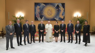 La comitiva oficial que acompaña al presidente Alberto Fernández junto al papa Francisco. Foto Télam.