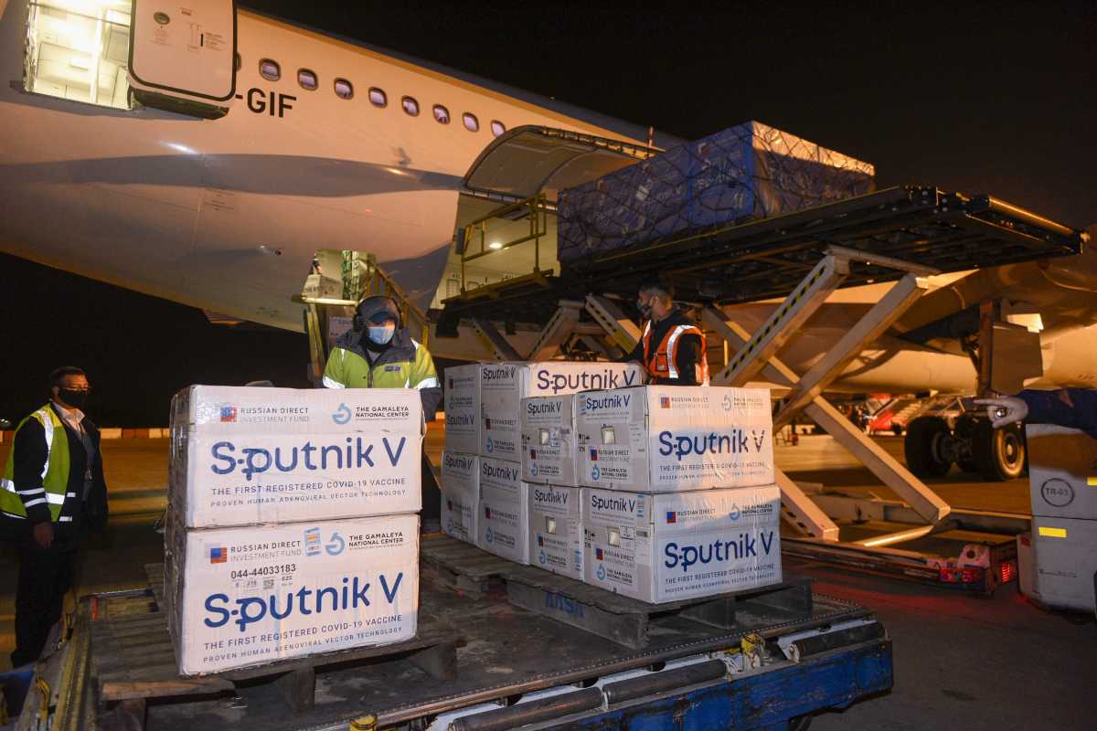 El decimoquinto vuelo de Aerolíneas Argentinas con vacunas Sputnik V aterrizó esta mañana en el aeropuerto de Ezeiza. Foto: Télam