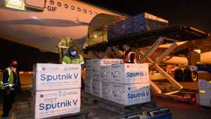 Llegaron al país 500 mil dosis de vacunas Sputnik V desde Rusia