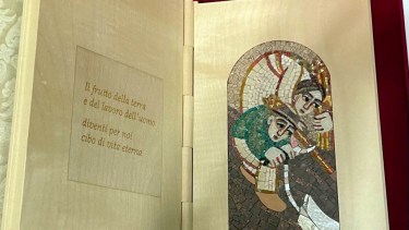 Francisco le entregó al mandatario argentino un mosaico con la imagen de un hombre y una mujer (foto) que "responde a la invitación del Señor en el Génesis", cultivando y cuidando la tierra