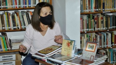 En su mundo. Amanda Cooper entró para una suplencia de 15 días. "Me jubilo, pero no me  voy"; dice emocionada. Foto: José Mellado. 