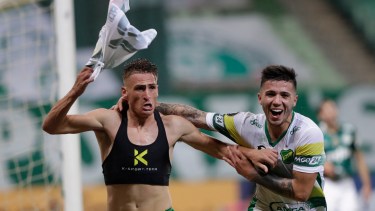 Braian Romero le dio el triunfo agónico a Defensa en Brasil. (Foto: Telam)