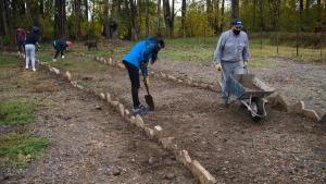 Ciclistas que rompieron un mirador en Plottier colaboran ahora en tareas comunitarias
