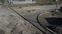 Imagen de Finalizan obras de cordón cuneta y red de agua en el loteo Los Eucaliptos de Viedma