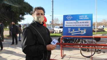 Ayer se le entregaron números a quienes fueron a hacer filas al estadio Ruca Che y al colegio Don bosco. (Gentileza).-