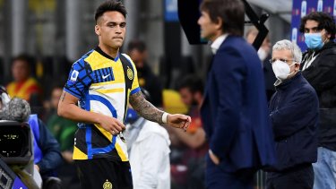 Martínez fulminó con la mirada a Conte después de que lo saque.