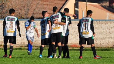 Huergo le ganó a Regina y quedó puntero de su grupo. (Foto: Néstor Salas)