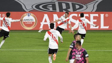 Julian Alvarez (9), festeja el segundo gol de River Plate, que con Enzo Pérez como arquero y sin cambios, enfrenta a Independiente Santa Fe de Colombia en el partido válido por la quinta fecha del grupo D de la Copa Libertadores en el Monumental.
Foto: Alejandro Santa Cruz/cf/Telam