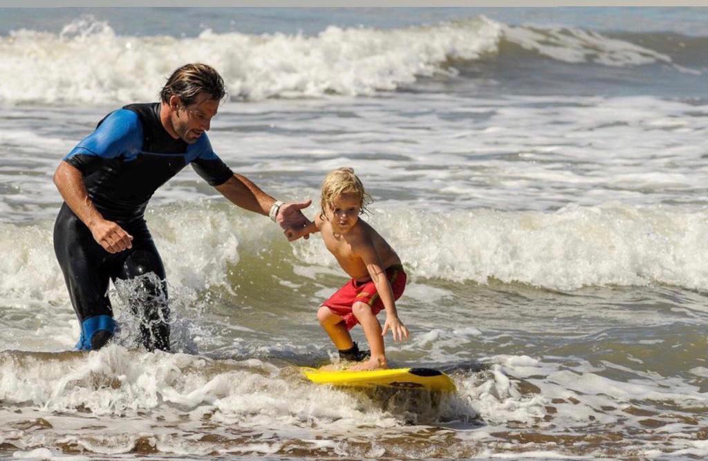 Así arrancó Thiago en las olas, de la mano de su padre, el seis veces campeón que ha dejado una huella como surfista.