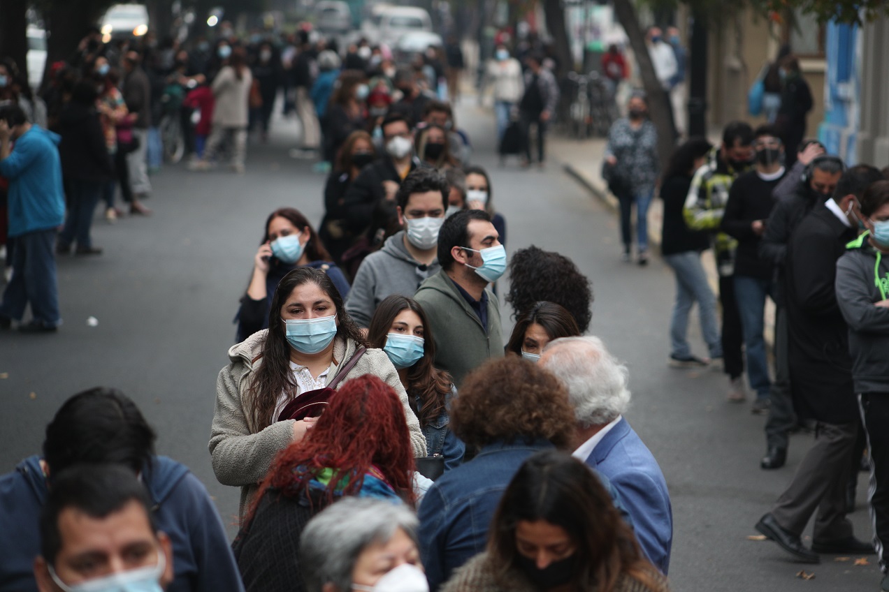 Votantes hacen cola desde temprano para elegir Constituyentes en Santiago, Chile (AP  Esteban Felix)