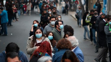 Votantes hacen cola desde temprano para elegir Constituyentes en Santiago, Chile (AP  Esteban Felix)