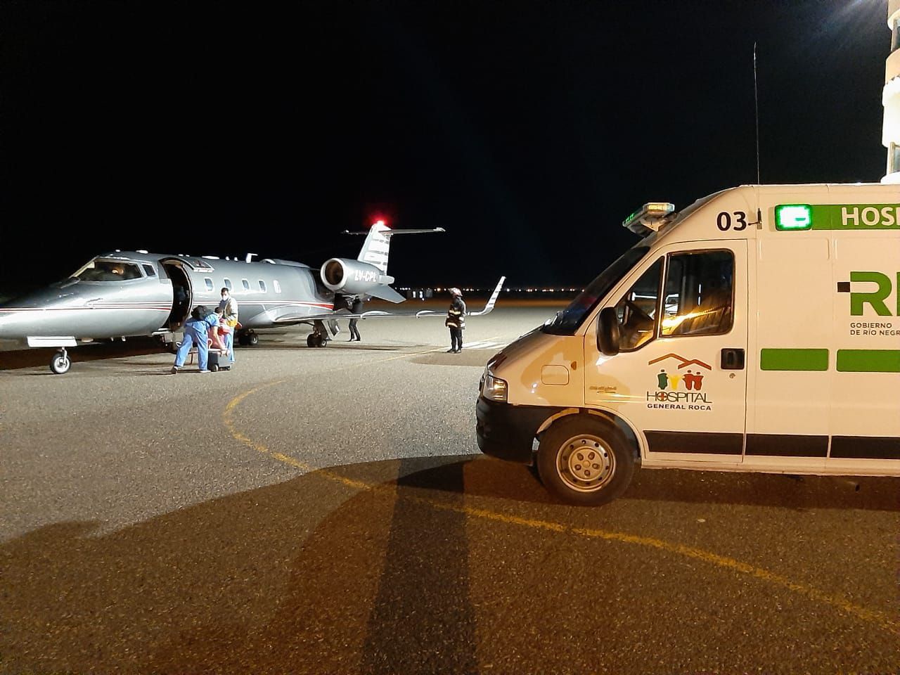 El aeropuerto de Roca operó de noche con un nuevo vuelo sanitario.
