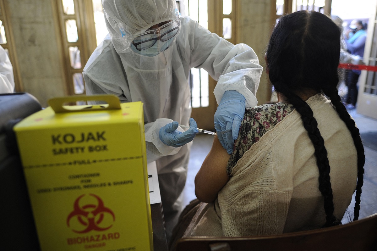 Castro indicó que de las vacunas recibidas se usó el 60,2%, es decir que 1.058.435 personas recibieron al menos la primera dosis. Foto: AFP Cbri
