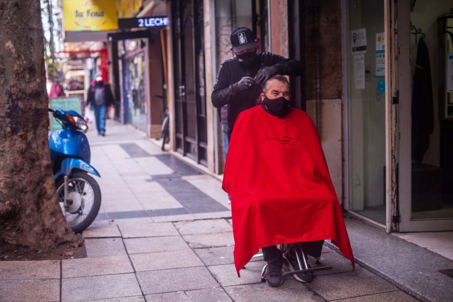 Afuera. El peluquero contó que cobra la mínima, pero que no le alcanza. Foto: Diego Izquierdo para Télam.-