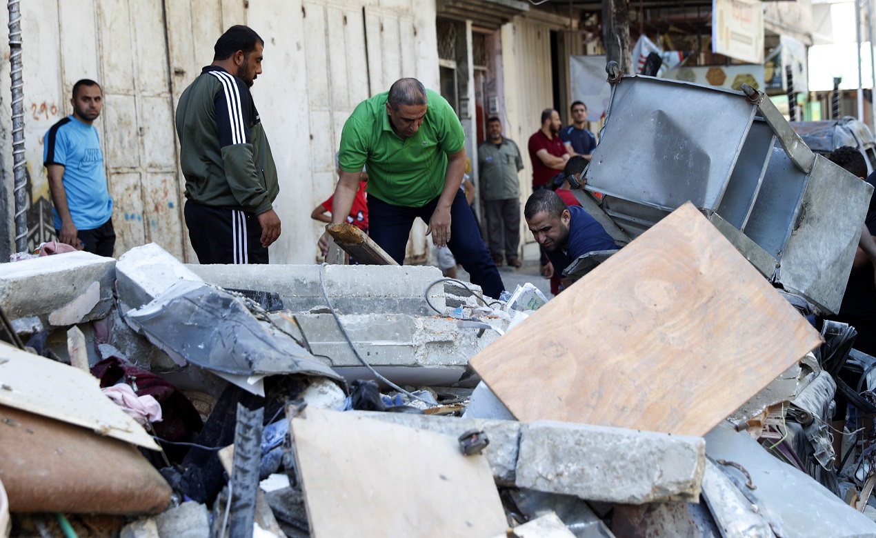 Palestinos revisan el edificio de Abu Hussein, en Gaza después de un ataque israelí (AP /Adel Hana)