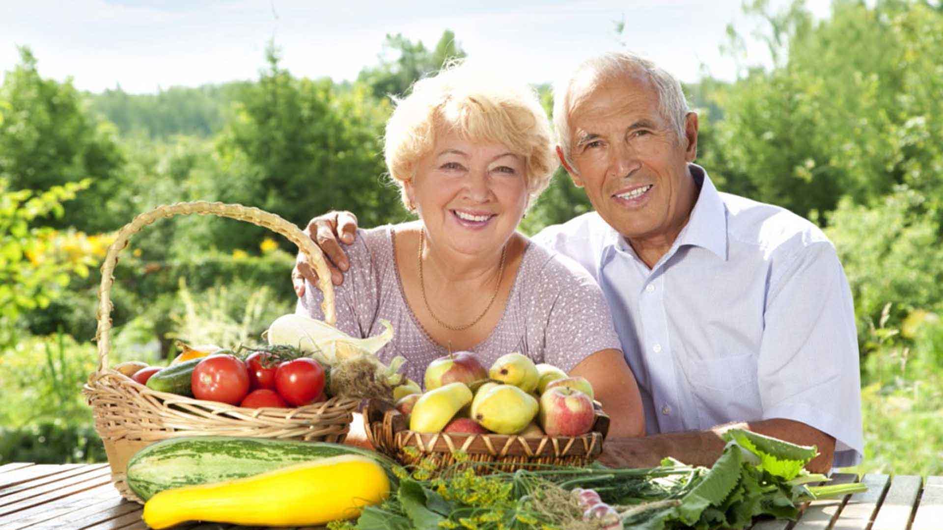 Молодое долголетие. Питание пожилых. Правильное питание для пожилых людей. Пенсионеры на даче. Счастливые пожилые люди.