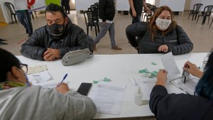 Qué factores de riesgo se deben acreditar para acceder a la vacuna en adultos entre 18 y 59 años