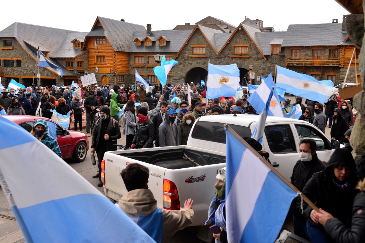 La protesta en Bariloche se concentró en el Centro Cívico. 