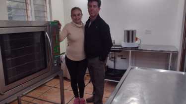 Rodrigo y Lorena son dos de los pequeños fabricantes.