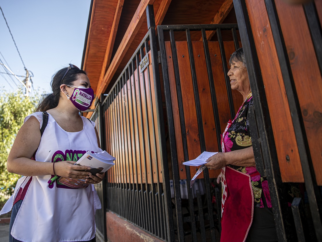 Natalia  Aravena,  que perdió un ojo en una protesta en 2019, hace campaña para la Constituyente en Santiago.   (AP  /Esteban Felix)