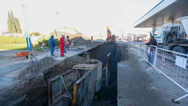 Continúa el recambio de 370 metros de cañería cloacal. Foto: Juan Thomes.
