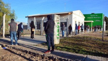 Hasta dos cuadras de cola se observa en el CAMU del barrio Lavalle. Foto: Marcelo Ochoa.