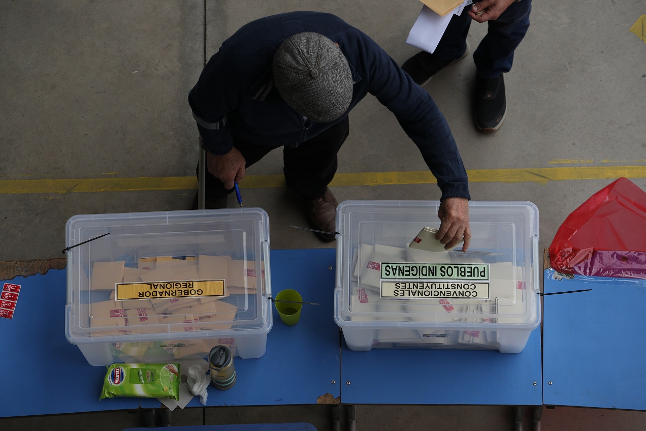 Un elector deposita su voto en la urna con el cupo para pueblos indígenas (AP Photo/Esteban Felix)