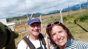 Gabriel y Mariela en El Bolsón. Un amor aún a la distancia que acortan con visitas mutuas. Eligieron la  Comarca Andina como el lugar donde vivirán juntos.