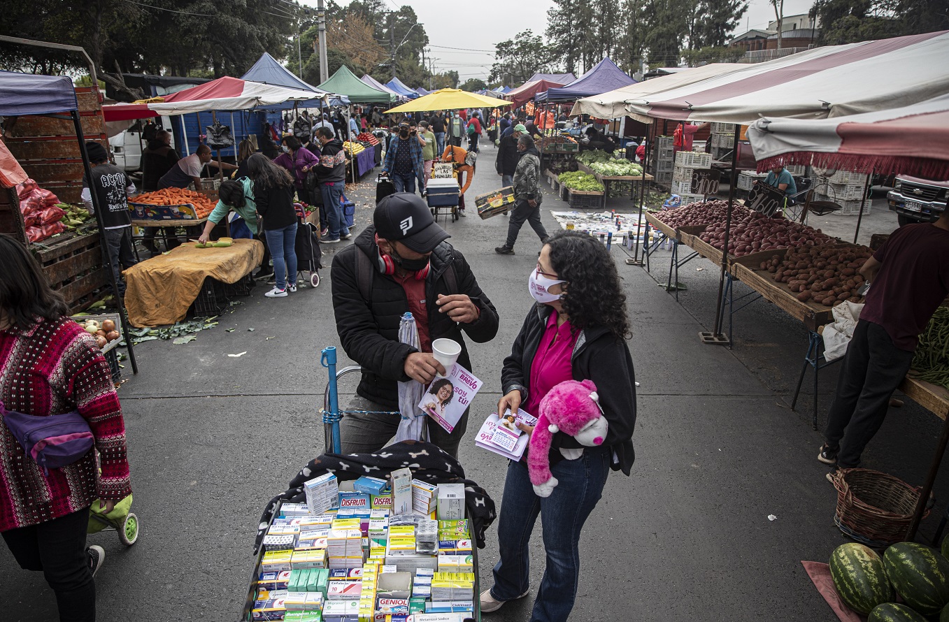 Macarena Bravo, una candidata independiente hace campaña en un mercado, en Santiago, Chile (AP/Esteban Felix)