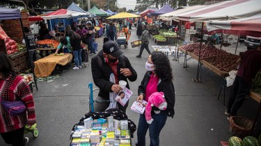 Macarena Bravo, una candidata independiente hace campaña en un mercado, en Santiago, Chile (AP/Esteban Felix)