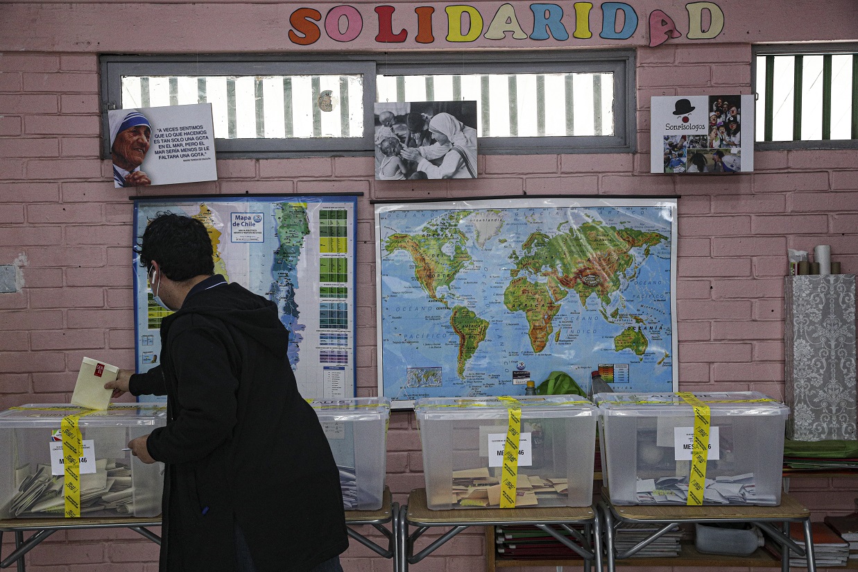 Un residente emite sus votos en Santiago, en la jornada de hoy (APhoto/Esteban Felix)