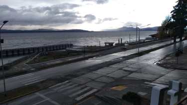 La Costanera de Bariloche, casi sin autos y con pocos peatones.