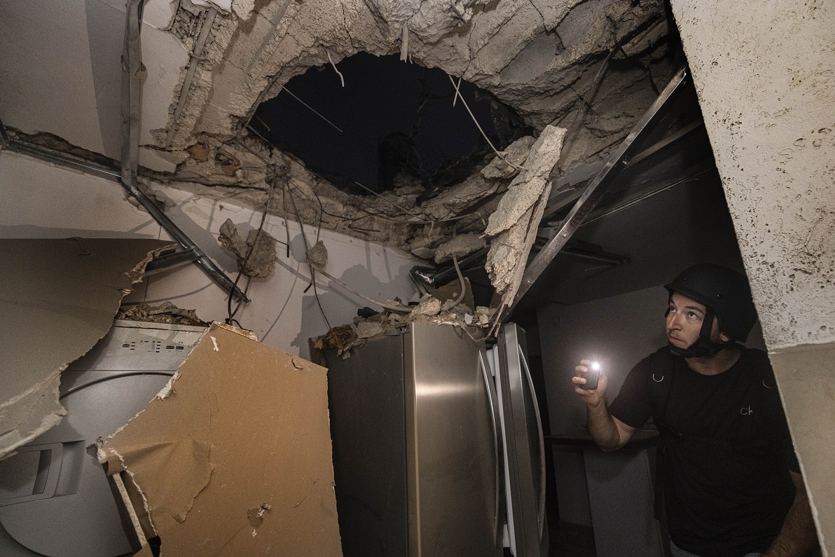 Israelíes inspeccionan los daños causados por cohete de Hamas (AP Photo/Tsafrir Abayov)