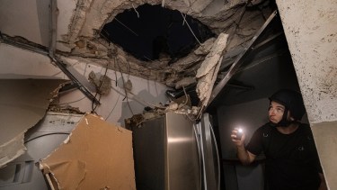 Israelíes inspeccionan los daños causados por cohete de Hamas (AP Photo/Tsafrir Abayov)