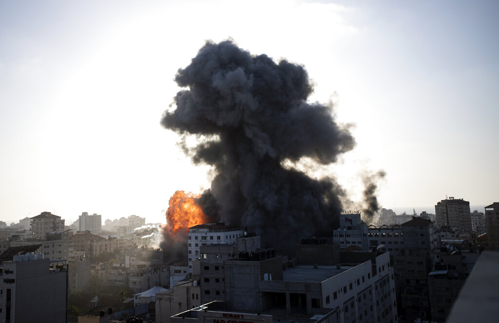 Dos edificios de varios pisos fueron derrumbados por los misiles en Gaza. (Foto: AP)