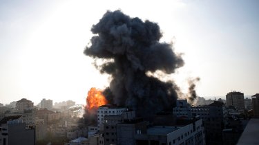 Dos edificios de varios pisos fueron derrumbados por los misiles en Gaza. (Foto: AP)
