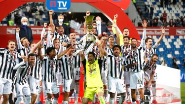 Gianluigi Buffon levantó un nuevo trofeo con la Juventus. (Foto: AP)