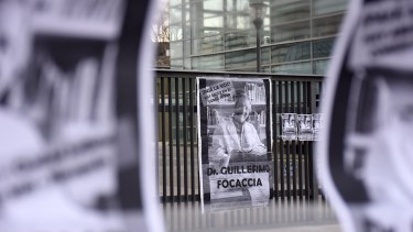 "Hartas. Elegimos decir basta el laberinto de la justicia patriarcal que ampara poderosos", plantearon las jóvenes. Foto Florencia Salto.