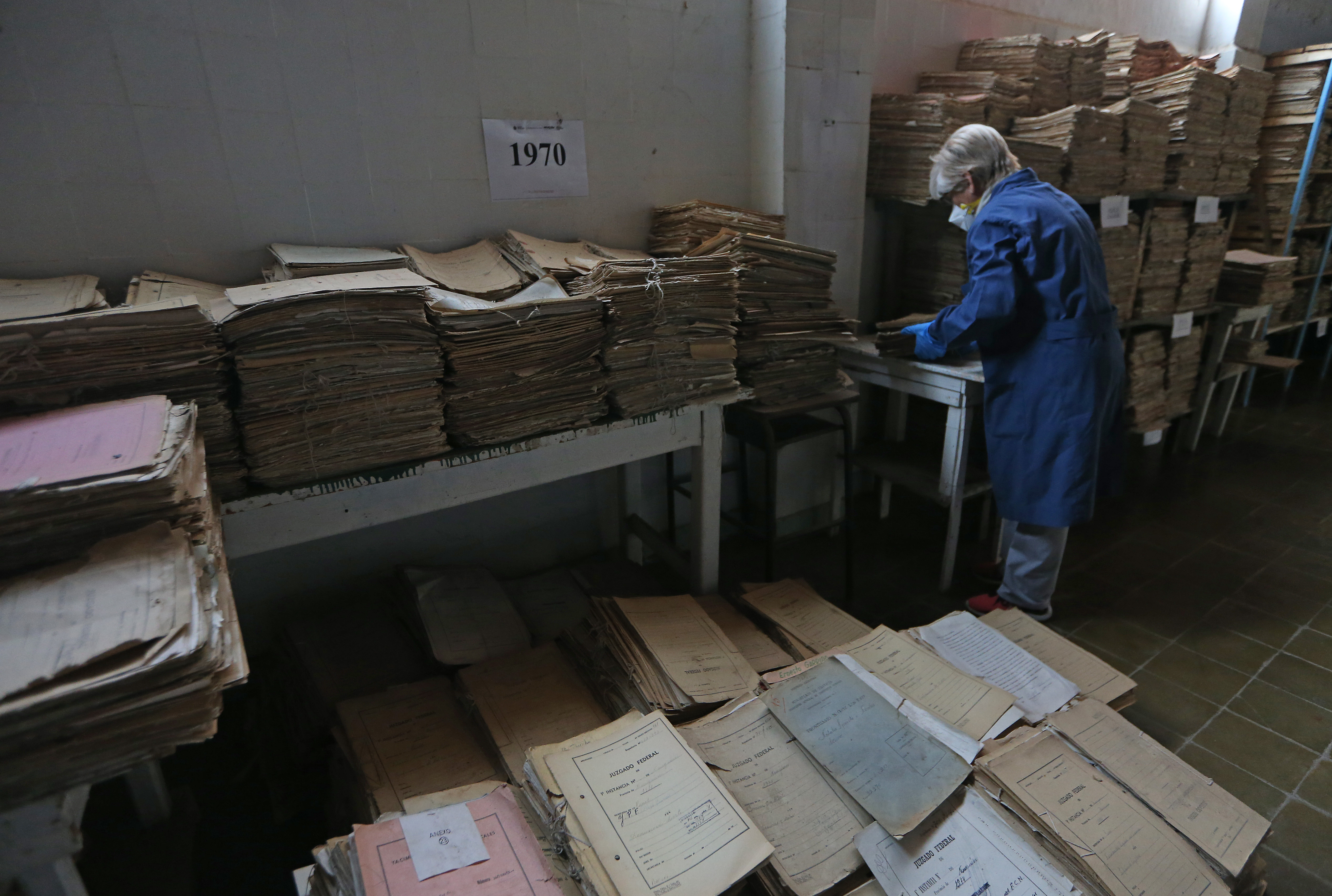 Personal del Sistema Provincial de Archivos trabaja en el rescate de los documentos que hoy se apílan en lo que fue la fábrica de pastas de la cárcel federal. (FOTO: Gentileza)
