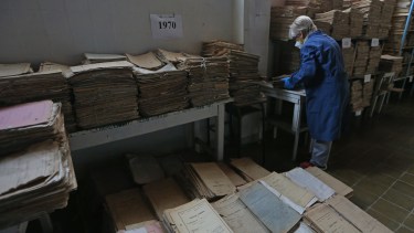 Personal del Sistema Provincial de Archivos trabaja en el rescate de los documentos que hoy se apílan en lo que fue la fábrica de pastas de la cárcel federal. (FOTO: Gentileza)