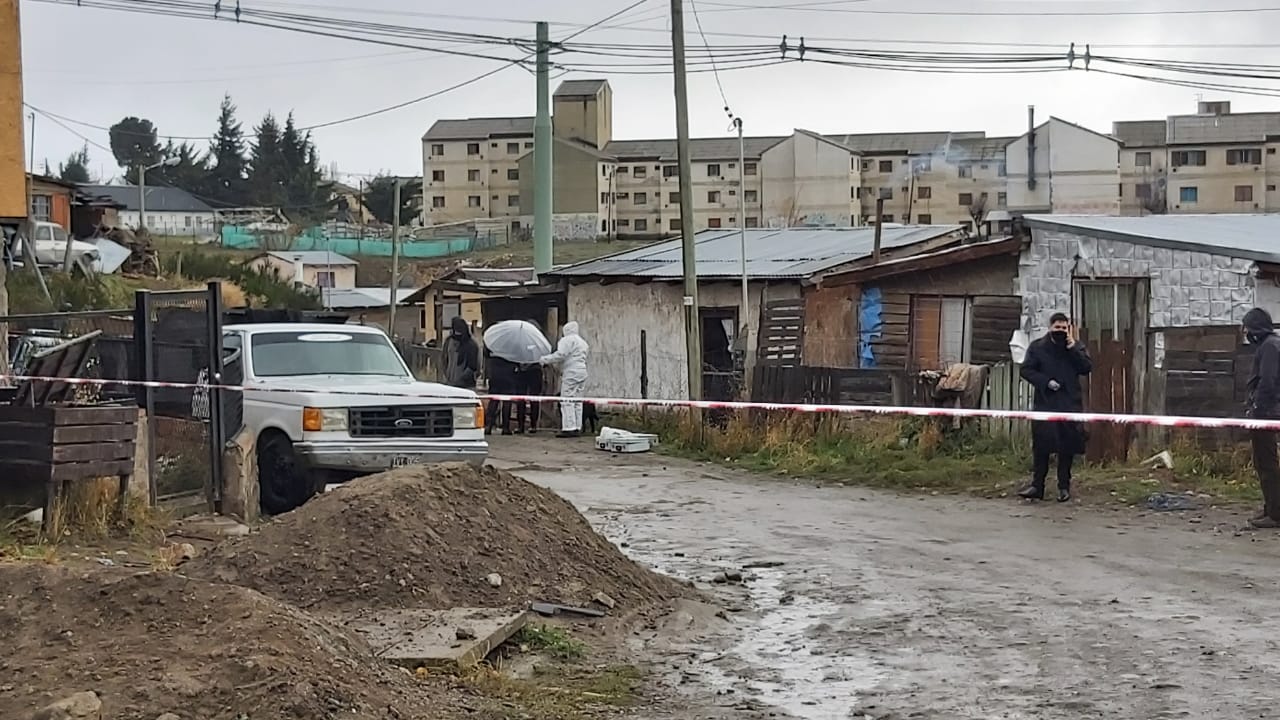 Personal del gabinete de Criminalística trabajó en el lugar donde ocurrió el homicidio en Bariloche. (foto gentileza)