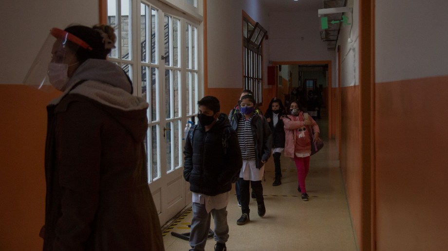 Los alumnos de las escuelas primarias de Bariloche retornaron este lunes por la mañana a las aulas después de  varias semanas sin clases presenciales por las restricciones sanitarias. (Foto Marcelo Martínez)
