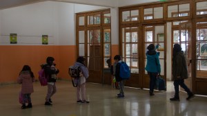 Entregan frutas del Valle a 3.500 chicos de Bariloche que tenían comedor en la escuela