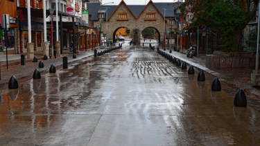 La curva de casos activos bajó en los días últimos en Bariloche en coincidencia con las restricciones más severas. (Foto de archivo de Alfredo Leiva)