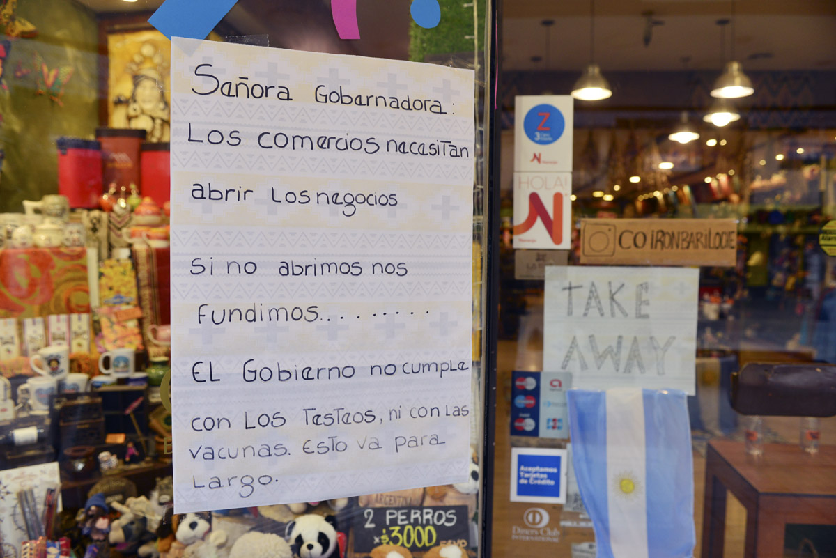 Los comerciantes de Bariloche expresan su enojo con el confinamiento. Esta tarde convocan a otra protesta en el Centro Cívico. Foto: Alfredo Leiva