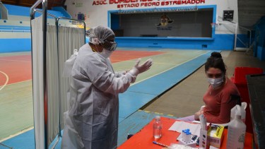 El hospital Ramón Carrillo sumó un nuevo centro de testeos rápidos para menores de 40 años con síntomas, en el gimnasio de Bomberos. Foto: Alfredo Leiva