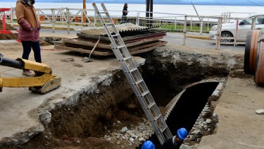 El lago Nahuel Huapi detrás, a muy poca distancia de la excavación Foto:  Chino Leiva