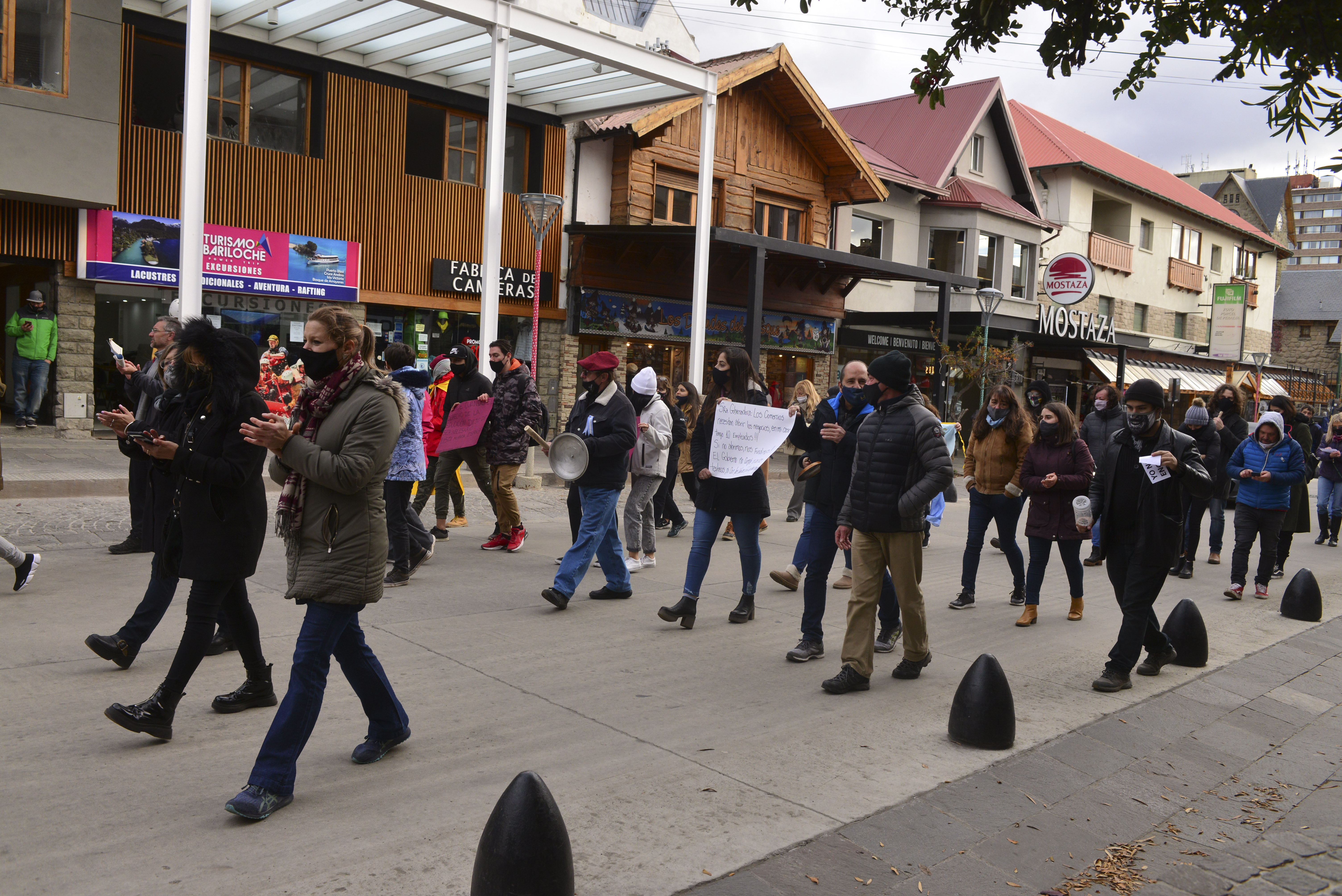 Manifestantes se congregaron esta tarde de viernes en el Centro Cívico de Bariloche y marcharon por la calle Mitre para rechazar las nuevas restricciones. (foto Alfredo Leiva)